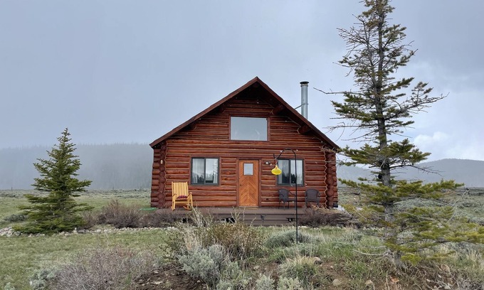 Dubois Cabin | Rustic Log Cabin * Next to National Forest * Near Yellowstone