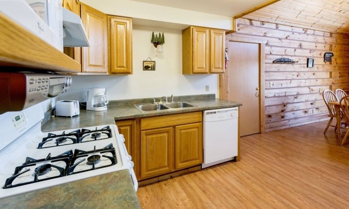 Warrens House | Rustic Luxury Getaway with On-Site Restaurant and Pool, Near Three Bears Resort