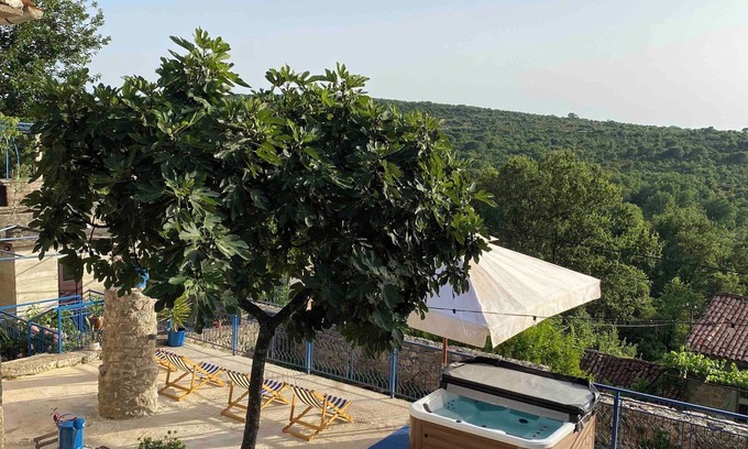 Visnjeva House | Rustic Mediterranean boutique house Cherryville