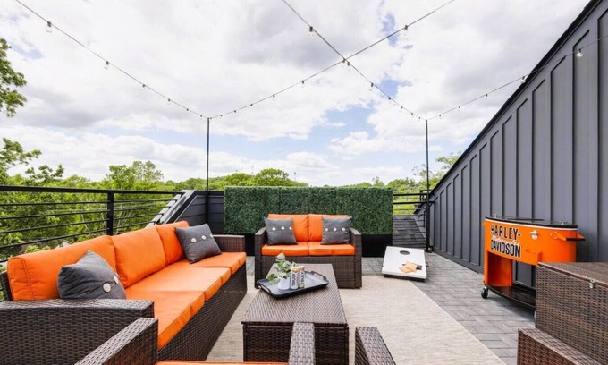 Porter Heights House | Rustic Meets Modern Rooftop Near Broadway