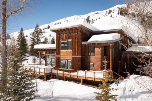 Board Ranch House | Rustic Modern Luxury Retreat with Hot Tub
