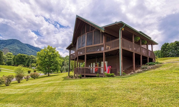 Wears Valley House | >Rustic Modern Spacious Cabin w/Panoramic Mt. Views! Very convenient location.