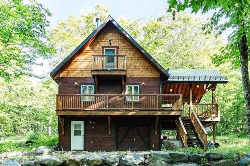 Les Pays-d'en-Haut Regional County Municipality House | Rustic nature retreat with Hot Tub