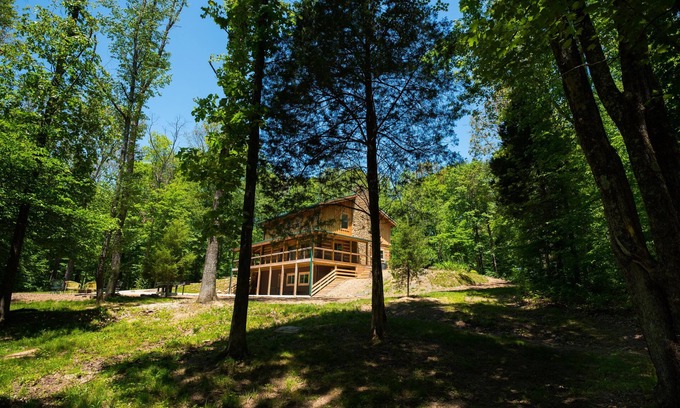 Gnaw Bone Cabin | Rustic recreation room near Nashville!