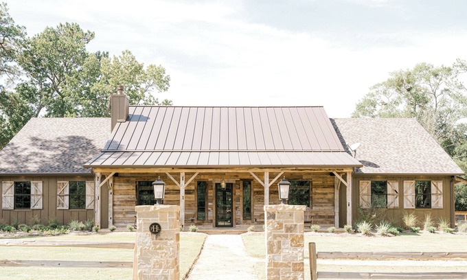 Willis Cabin | Rustic & refined Pine Hill Lodge- 8 acres w/lagoon pool, 5 bedrooms, 5500 sq ft
