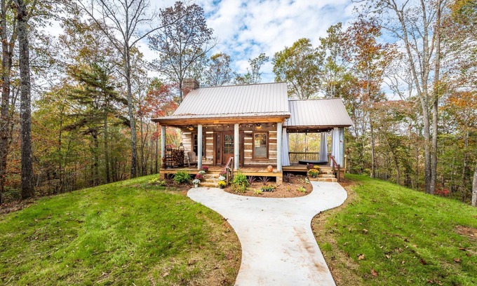 Talking Rock Cabin | Rustic Remote Romantic Log Cabin Getaway with Hot tub! 4 wheel drive recommended