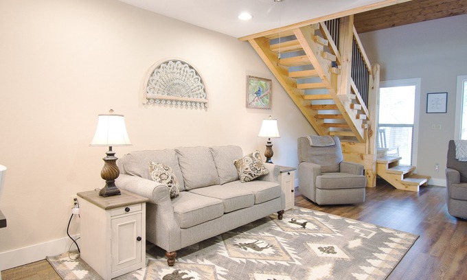 Branson Condo | Rustic Retreat 3Bed/3Ba Walk In Quiet Close to Lake TaneyComo & The Landing