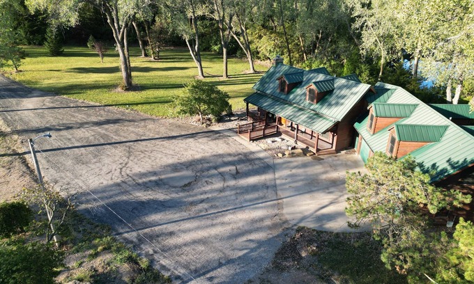 Topeka Cabin | Rustic Retreat & Cabin!