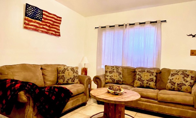 Carlsbad House | Rustic Retreat Cozy 2BR Fast Wi-Fi, Private Yard, Patios & Everything You Need