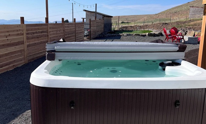 Ellensburg House | Rustic retreat for the whole family! HOT TUB, game room. SLEEPS 16+ Valley VIEWS
