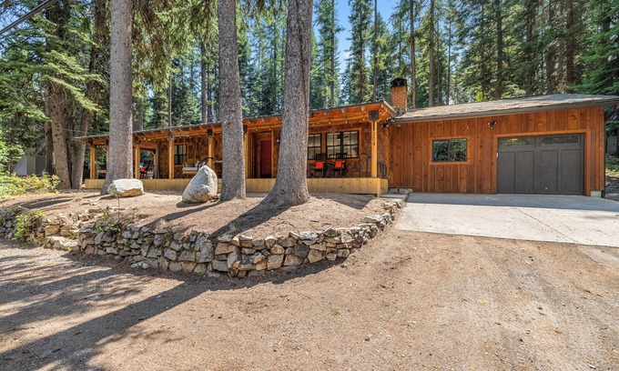 McCall House | Rustic Retreat - Near downtown, parks & hospital - Hot tub - 5 bd