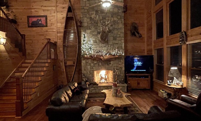 Gainesville House | Rustic Retreat on Lake Lanier. 10 Minutes from Gainesville, Georgia.