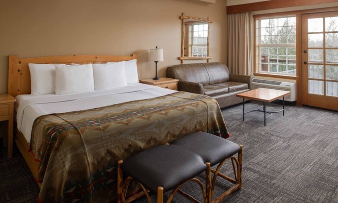 Vancouver Hotel | Rustic Retreat | Peaceful Countryside Room with Ensuite Bath & Pool Access
