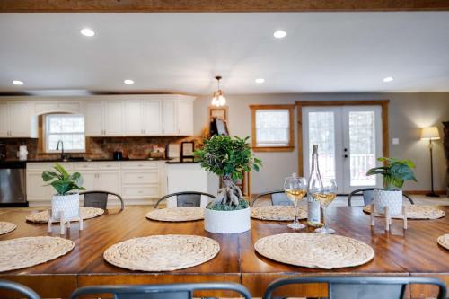 Jonas House | Rustic Retreat With Game Haven