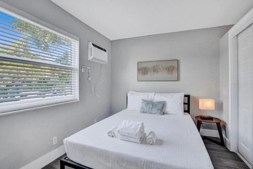 Poinciana Park Apartment | Rustic Retreats Cozy 1BR For 4 Guests In The Heart Of Fort Lauderdale