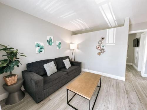 Poinciana Park Apartment | Rustic Retreats Cozy 1BR for 4 guests minutes from Las Olas