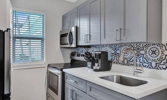 Poinciana Park Apartment | Rustic Retreats 5: Beachy 1BR in the heart of Fort Lauderdale