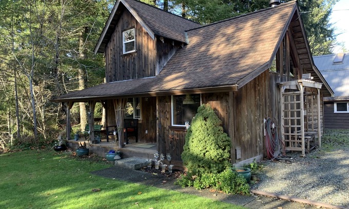 Courtenay Cabin | Rustic riverside cabin with easy access to town, trails and Mt Washington