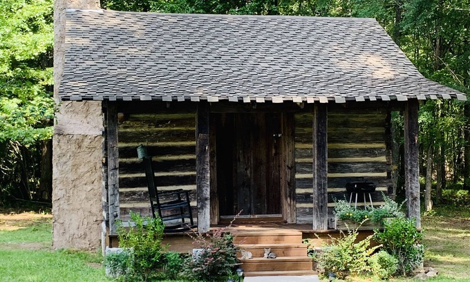Washington Cabin | Rustic romantic log cabin near crater of diamonds