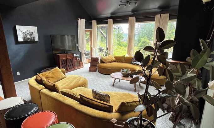 Saanich House | Rustic Romantic Quiet Private Colorful- Surrounded Cedar trees - Sleeps 8