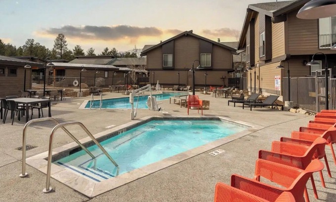 Mammoth Lakes Hotel | Rustic Room Near Mammoth Ski Lifts & Beautiful Sherwin Lakes Hiking Trails