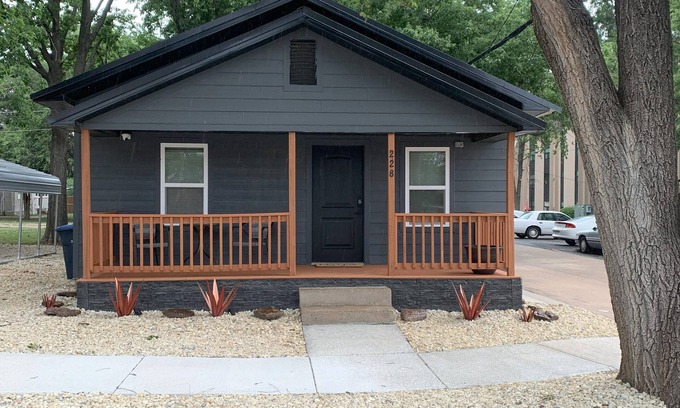 El Dorado Cottage | Rustic Roost - Cozy Cottage near downtown El Dorado, KS