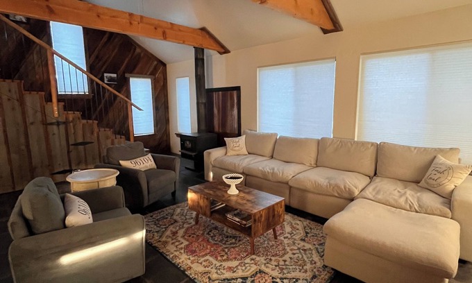 Cedarville House | Rustic Rural Getaway, Family & Pet Friendly