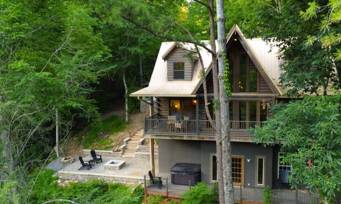 Townsend Cabin | Rustic Smoky Mountain Cabin w/Fire Pit & Antler Chandelier