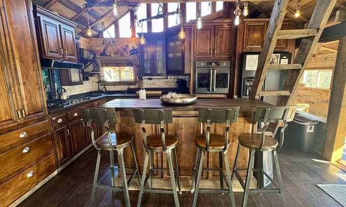 Kanab House | Rustic Soul Retreat I Private Hot Tub I Central Location