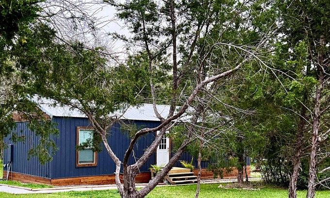 Chappell Hill Cabin | Rustic Star Hideaway - Cozy Cabin in Chappell Hill, TX