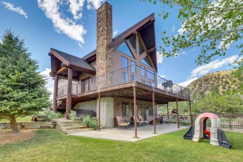 Sterling House | Rustic Sterling Cabin Walk to Palisade Lake!