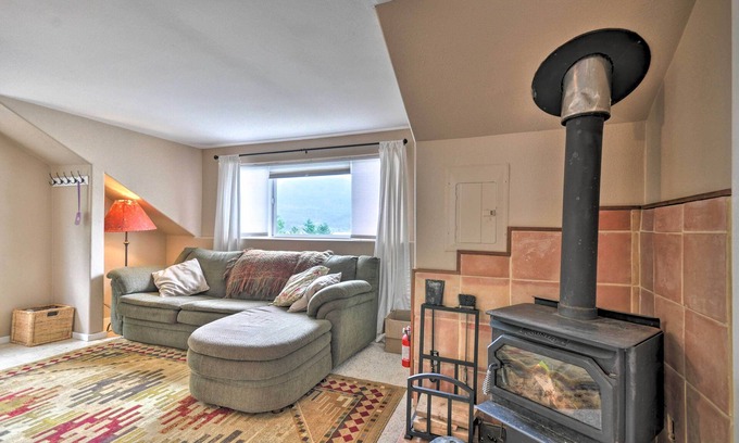 Stevenson Apartment | Rustic Stevenson Hideaway with View on the Gorge!