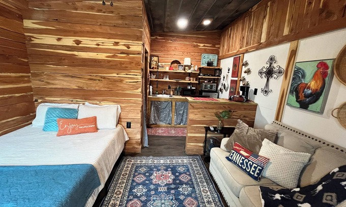 Readyville House | Rustic Tiny Guesthouse Farm Stay