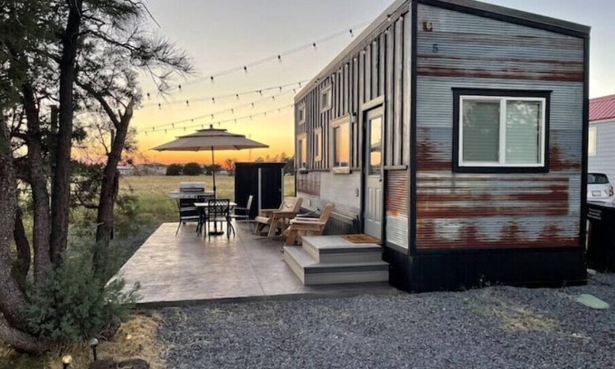 Pinetop-Lakeside House | Rustic Tiny House in Lakeside