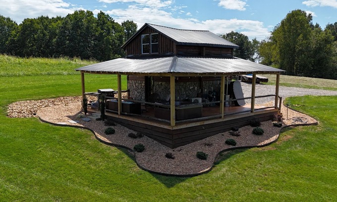 State Road Cabin | Rustic Tobacco Barn Cabin in the heart of Yadkin Valley Wine Country