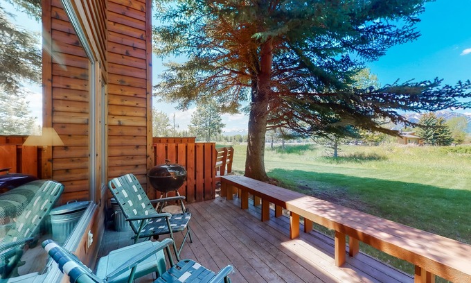 Jackson Hole Condo | Rustic townhome near golf course with private sauna & deck