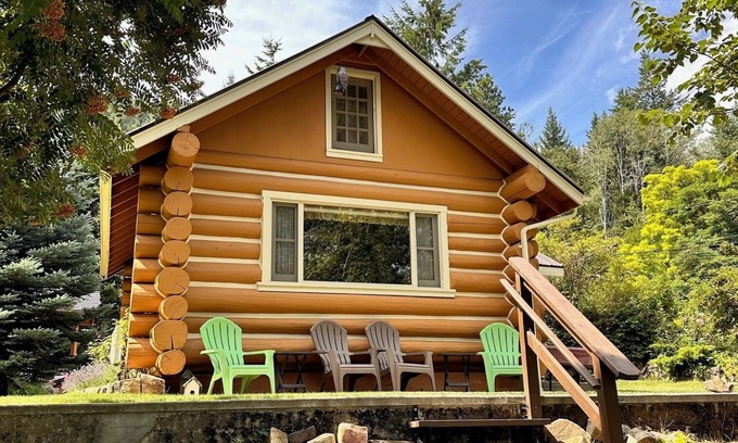 Kaslo Cabin | Rustic Waterfront Log Cabin