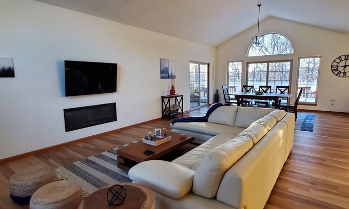 The Galena Territory Ski Chalet | Rustic with a modern twist 3 bdr/3.5 bath chalet