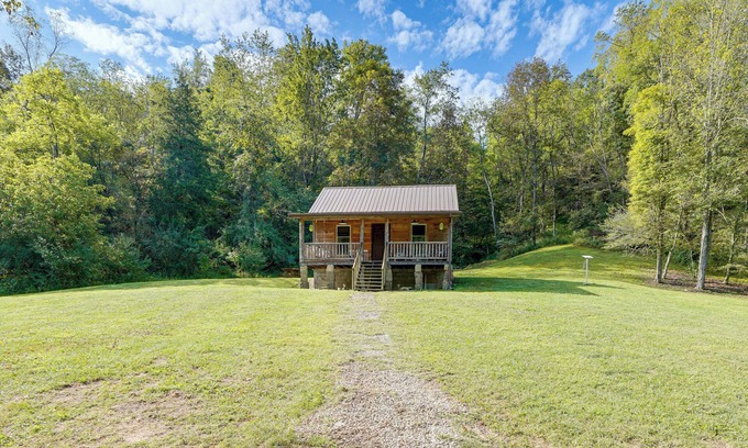 Palestine Cabin | Rustic, Woodsy Cabin in Palestine w/Pool Table!