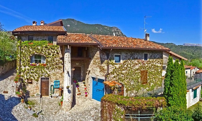 Vesio Apartment | Rustico Colonna House by Gardadomusmea
