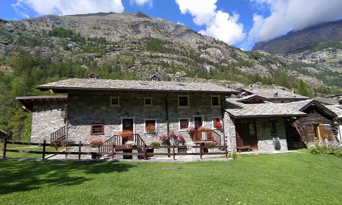 Arvier Apartment | Rustico with large green area, potholes of the giants, paths and Alta via n. 2