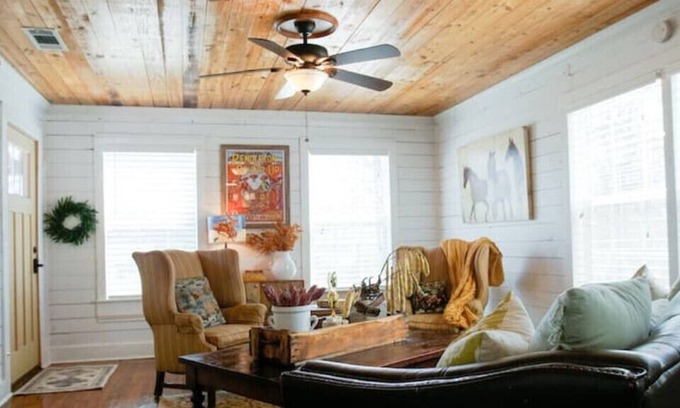 Stephenville House | Rusty Rose Farmhouse on 1/2 acre Near Tarleton