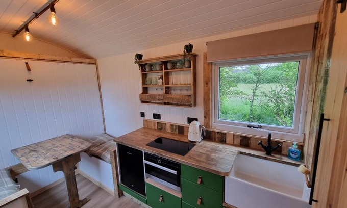 Sidlesham House | Rusty - Shepherds hut sleeps up to 4