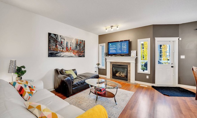 Southwest Edmonton House | Ruth - 4 Bdrms, Central AC, Bbq & Fenced Yard