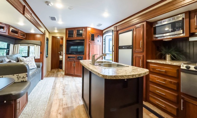 Kenora Resort | RV 6 Spacious Bunkhouse w/Gaming Chairs w/Privacy