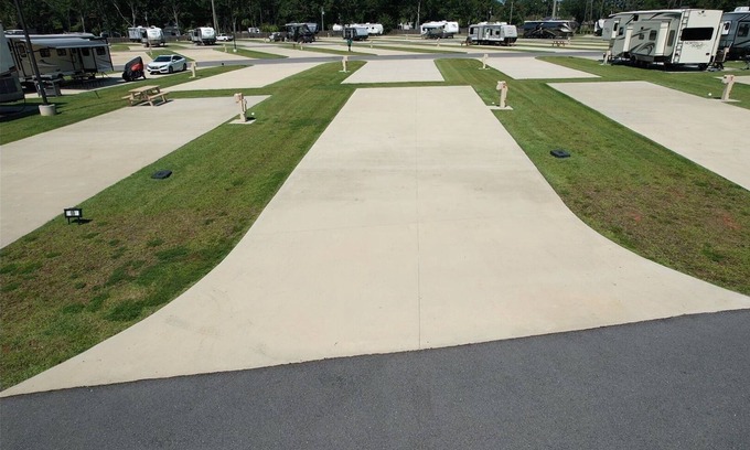 Oak RV Rental | RV Lot at Whispering Pines RV Resort - 5 Miles to the Beach!