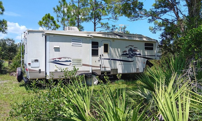 Okeechobee House | RV on 2.5 acers private and plenty of parking.