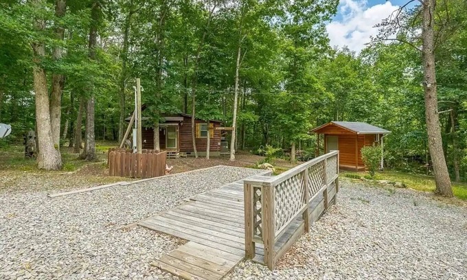 Tracy City RV Rental | RV Pad w/Full Hookups, WiFi, & a Deck! Pet Friendly