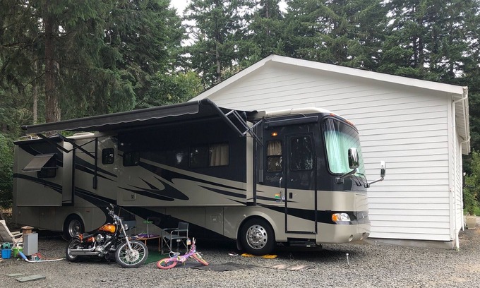 Cottage Grove RV Rental | RV site with Full hookups 30 day minimum.