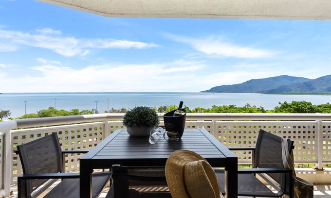 Cairns North Apartment | Rydges Plaza Esplanade Luxury 2-Bedroom Apartment